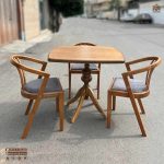 میز غذاخوری 3 نفره گلرویا چوبی با صندلی سبدی دسته دار