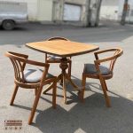 میز غذاخوری 3 نفره گلرویا چوبی با صندلی سبدی دسته دار - Image 3
